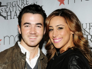 Illustration for article titled Superbowl Party At Joe Jonas's!??!